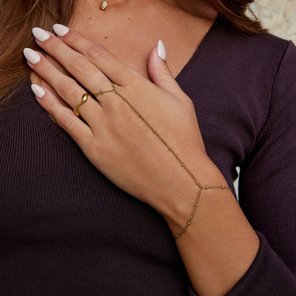 Lina – Goldenes Handkettenarmband