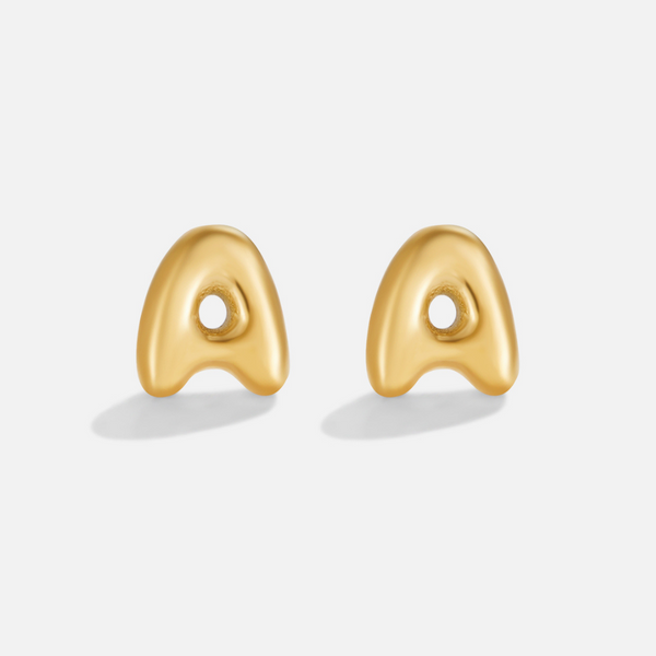 Goldene Ohrringe mit Buchstaben in Bubble-Form