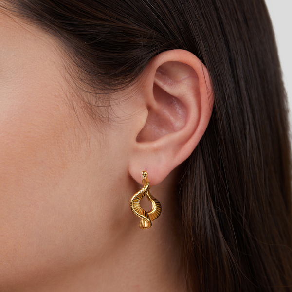 Lilou - Geometrische Wellen Gold Creolen