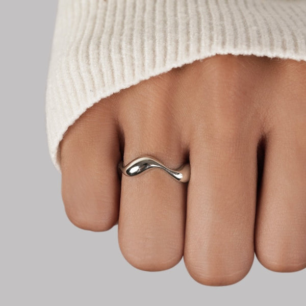Selene – Moderner Silberring im Wellenstil