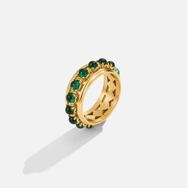 Elara – Ring mit grünen Kristallen im Eternity-Design