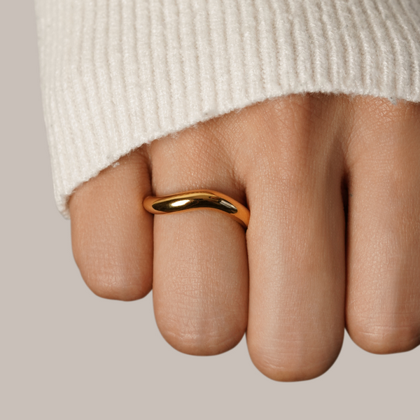 Mina – Wellenförmiger Goldring