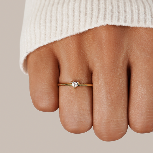 Amora – Goldring mit Herzkristall