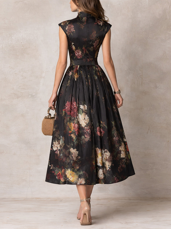 Rosie - schwarzes plissiertes Satin-Midikleid mit Blumenmuster und Keyhole-Kragen
