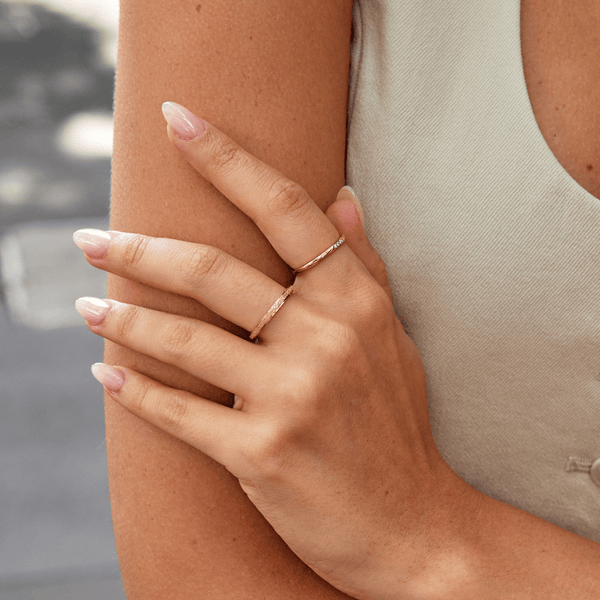 Amelia – Klassischer Goldring mit Struktur