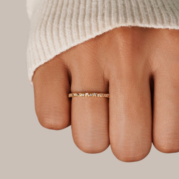 Arquette – Feiner Goldring mit Kristallreihe
