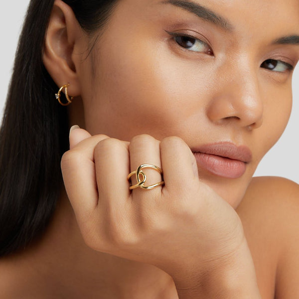 Astria – Moderner Goldring mit offenen Elementen
