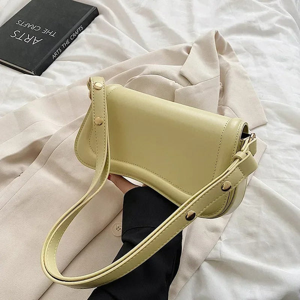Cadence - vegane Lederhandtasche mit geschwungener Klappe