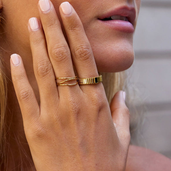 Noira – Goldring mit schwarzem Kristall