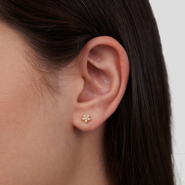 Livia – Blumen Ohrstecker mit Perlen