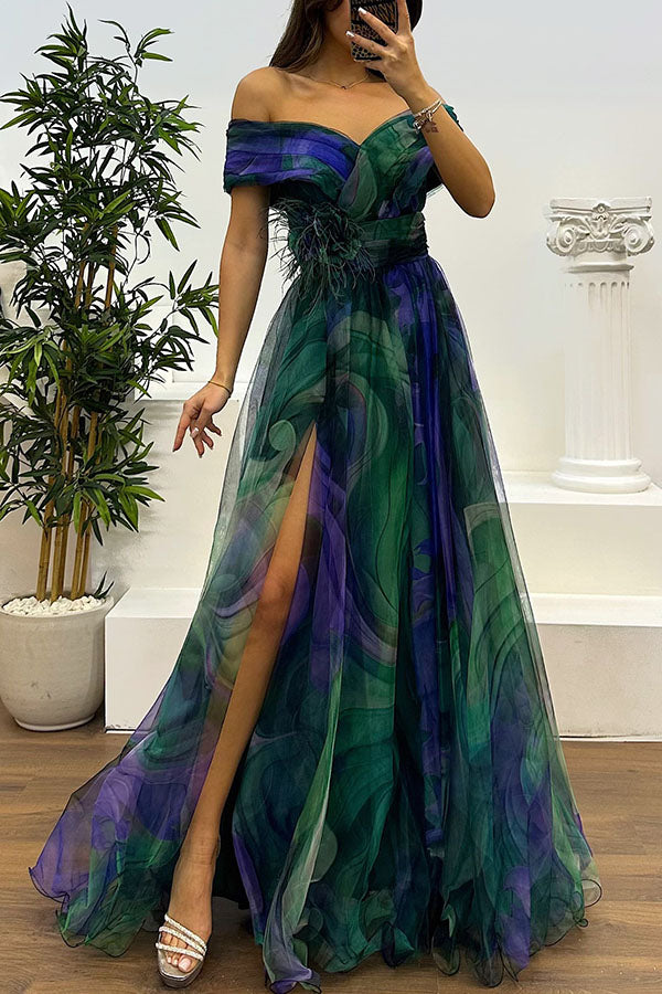 Jinnie - schulterfreies plissiertes Tüll-Maxikleid mit Federdetails und Schlitz