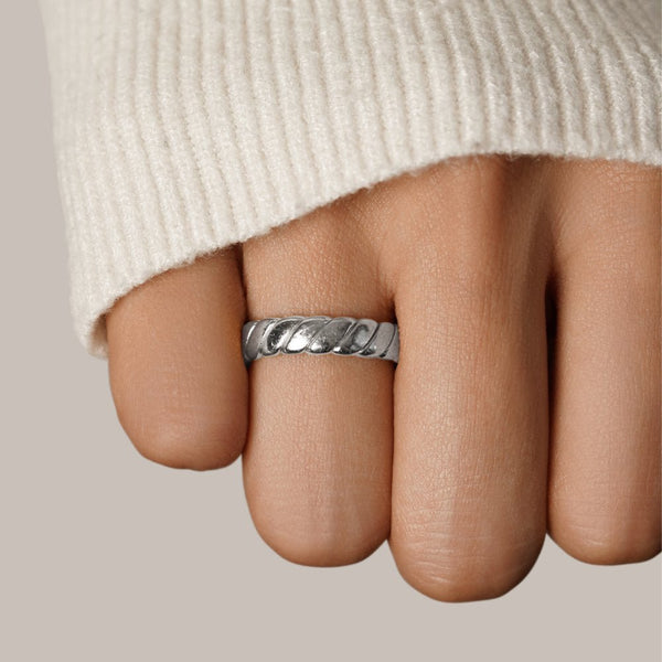Calira – Gedrehter Silberring im Infinity-Stil