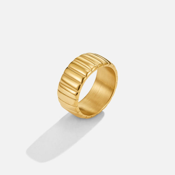 Calira – Breiter Goldring mit Rillenstruktur