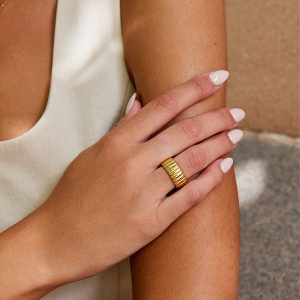 Calira – Breiter Goldring mit Rillenstruktur