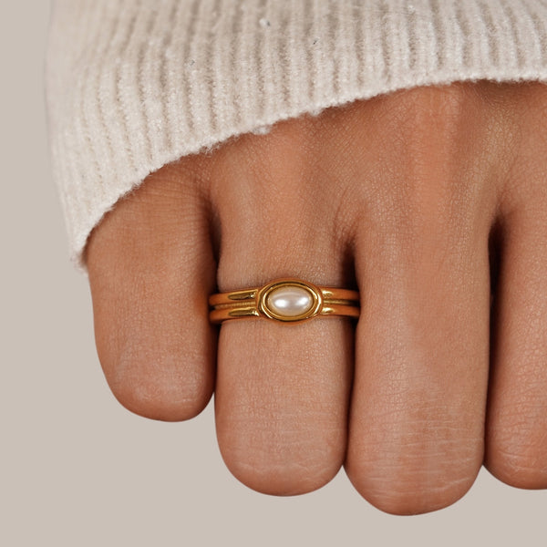 Perlina – Breiter Goldring mit Perle