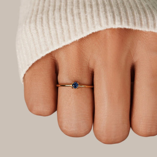 Noelle – Feiner Goldring mit blauem Kristall