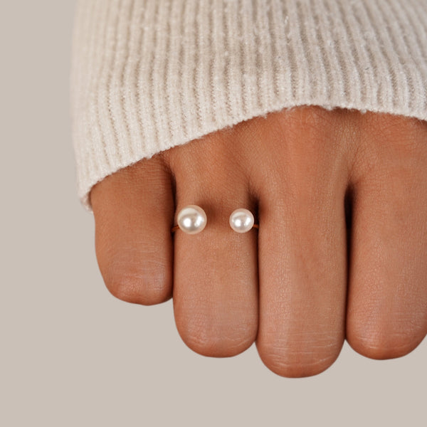 Durya – Offener Ring mit zwei Perlen
