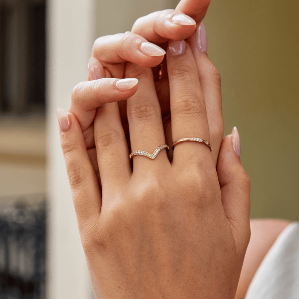 Celine – V-förmiger Ring mit Kristallen