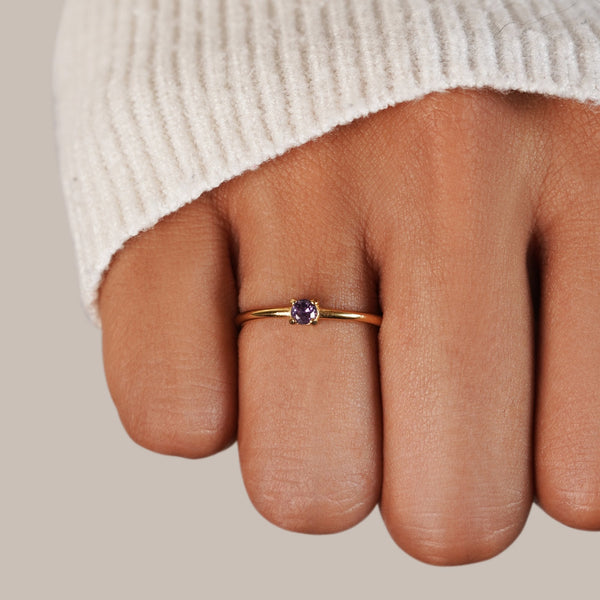 Febra – Goldring mit violettem Geburtsstein
