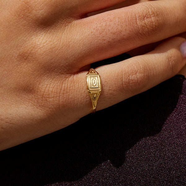 Adaline – Siegelring mit Gravur in Gold