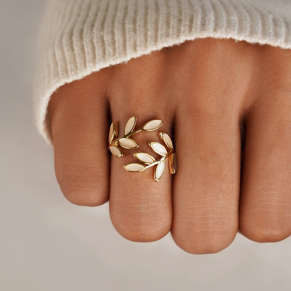 Elowen – Goldring mit Blattmotiv