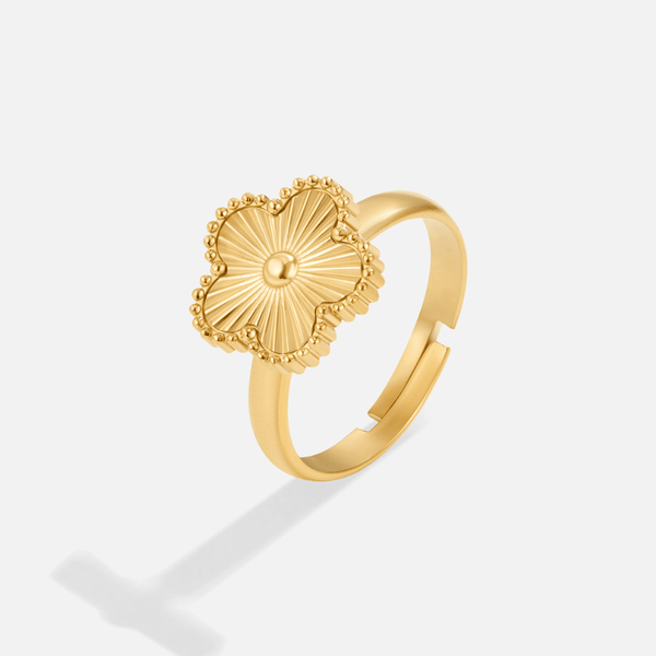 Clovera – Goldring mit Kleeblattdesign