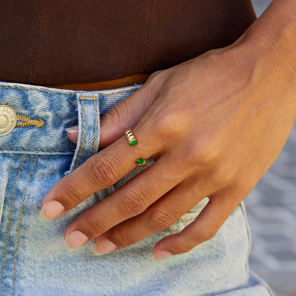 Elara – Offener Ring mit grünen Steinen