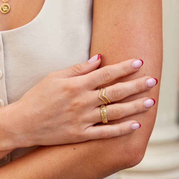 Harper – Mehrreihiger Goldring im V-Design