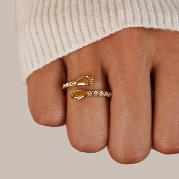Elara – Goldring im Umarmungsdesign mit Kristallen