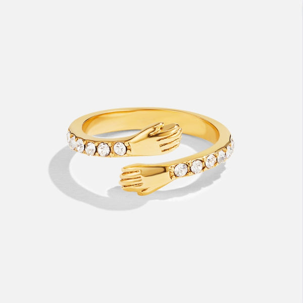 Elara – Goldring im Umarmungsdesign mit Kristallen