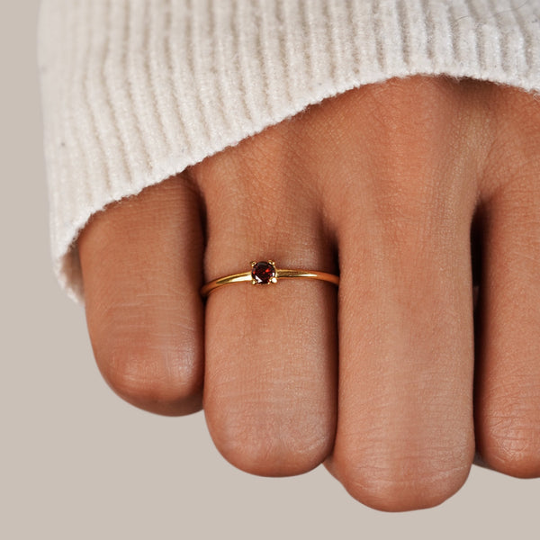 Jana – Goldring mit rotem Geburtsstein