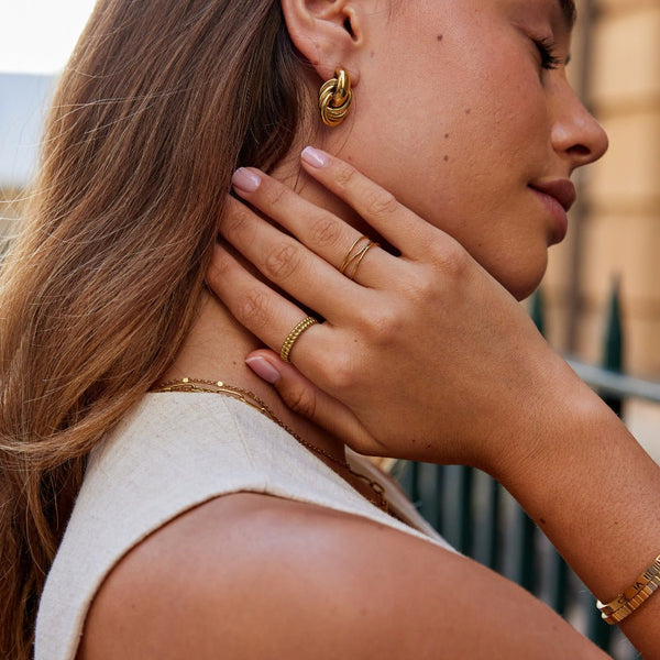 Leona – Goldring mit Kugelstruktur