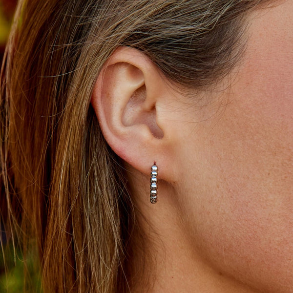 Leona – Silbercreolen mit Kugeldesign