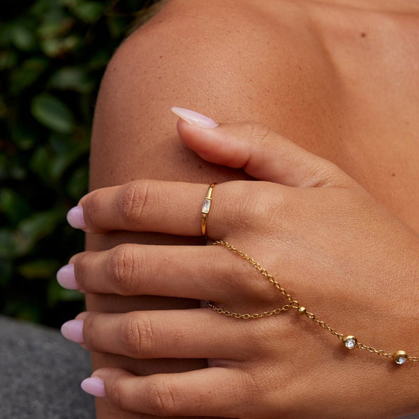 Leonore – Feiner Goldring mit Baguette-Kristall