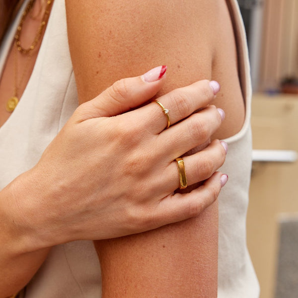 Lola – Minimalistischer Siegelring in Gold