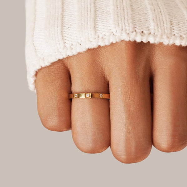 Lucia – Feiner Goldring mit Kristallbesatz