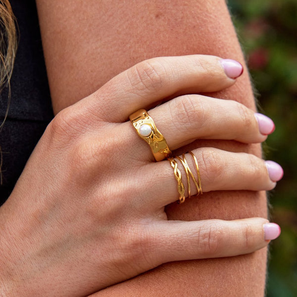 Malia – Breiter Goldring mit Perle