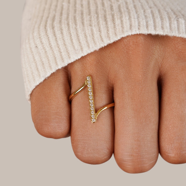 Mila – Gedrehter Goldring mit Kristalllinie