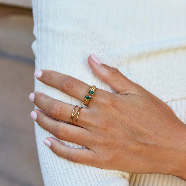 Tara – Vintage Goldring mit grünen Steinen