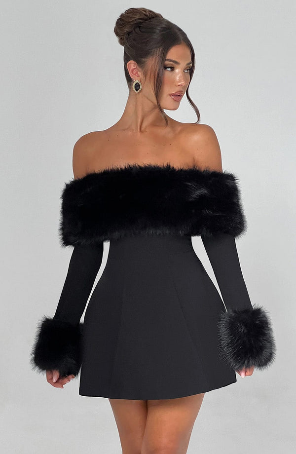 Venyra™ - schulterfreies Minikleid mit Fellärmeln