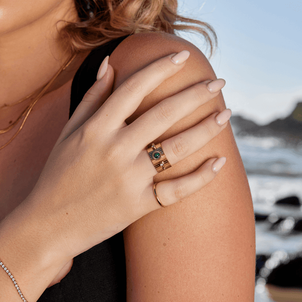 Dakota – Breiter Vintage Goldring mit Steinbesatz