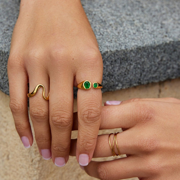 Emera – Vintage Goldring mit grünen Steinen