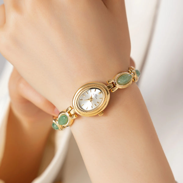 Clara – Goldene Uhr mit länglichem Zifferblatt.