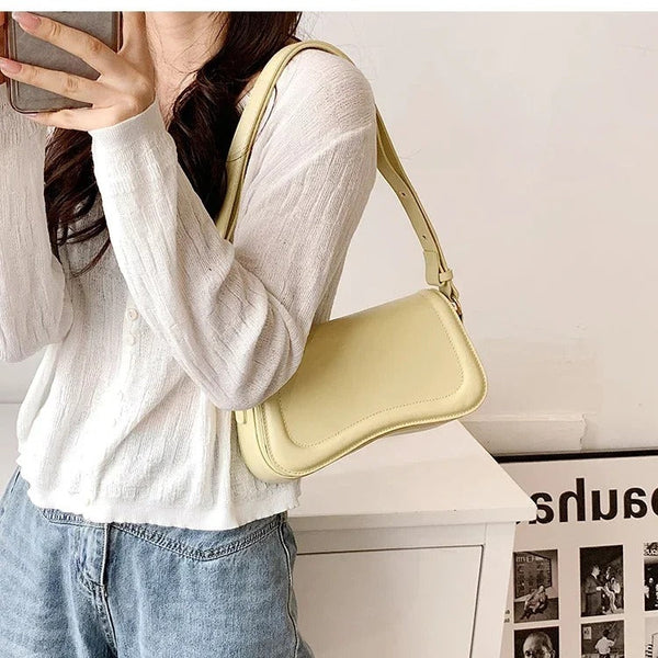 Cadence - vegane Lederhandtasche mit geschwungener Klappe