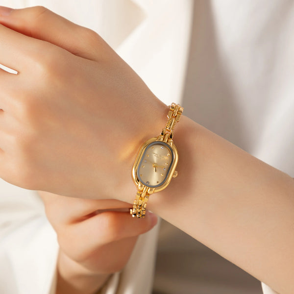 Viktoria – Goldene Uhr mit ovalem Gehäuse.