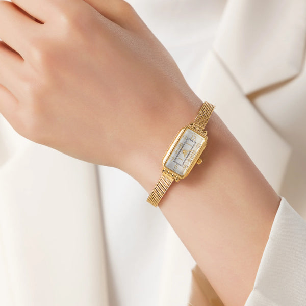 Theresa – Goldene Uhr mit rechteckigem Zifferblatt.