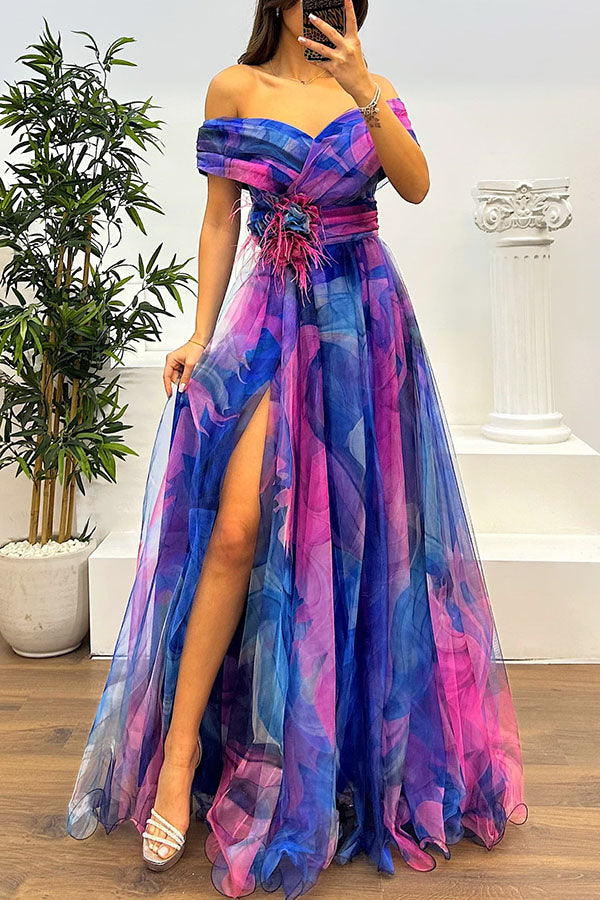 Jinnie - schulterfreies plissiertes Tüll-Maxikleid mit Federdetails und Schlitz