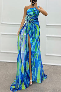 Claudia - schulterfreies plissiertes Maxikleid mit Aquarell-Print, Federn und Schlitz