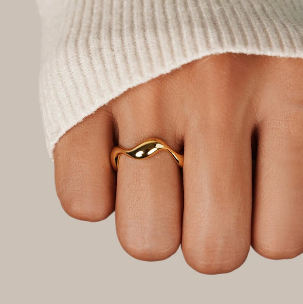Vela – Goldring im organischen Wellenstil