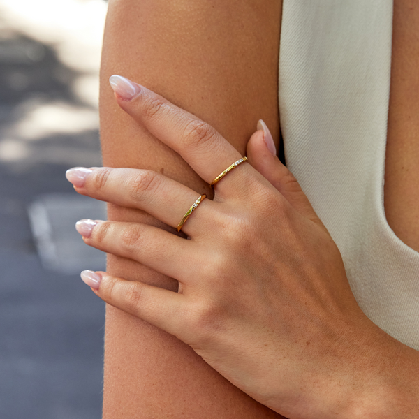 Astrid – Geometrischer Goldring mit Kristall